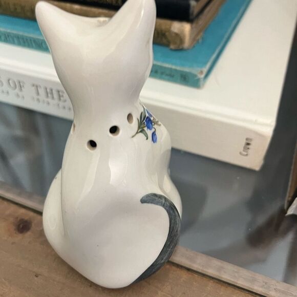 Avon vintage Ceramic Cat pot pouri pomander Figurine with Blue Floral Design - Picture 3 of 8